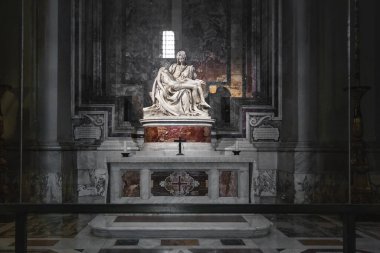 ROME, VATİKAN - 9 MARTH 2023: Burası Aziz Peter Bazilikası 'nda Pieta heykeli (Michelangelo) bulunan şapel..