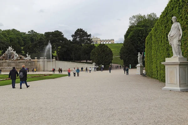 Austria 2019年5月14日 これらはシュノンブルンパークのメイン路地の未確認の人々です — ストック写真