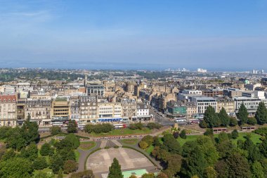 EDINBURG, GREAT BRITAIN - 10 Eylül 2014: Bu, Edinburgh Kalesi 'nin duvarlarından Princes Street Gardens ve New Town bölgesinin panoramik bir görüntüsü.. 