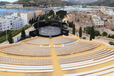 CARTAGENA, SPAIN - 19 Mayıs 2017: Bu modern açık hava tiyatrosunun ve yakınlardaki antik Roma tiyatrosunun arkeolojik alanının görüntüsü.