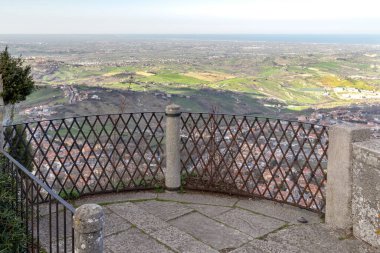 SAN MARINO, SAM NARINO - 11 MARTH 2023: Bu Adriyatik 'e bakan bir uçurumun tepesindeki balkon.