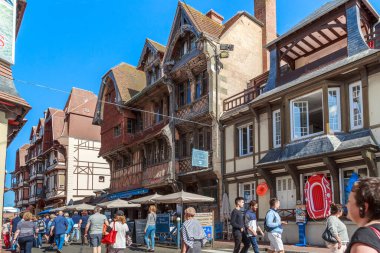 ETRETAT, FRANCE - 1 Eylül 2019 Norman kıyı kasabasındaki tarihi ortaçağ evleriyle dolu yoğun bir turizm caddesi..
