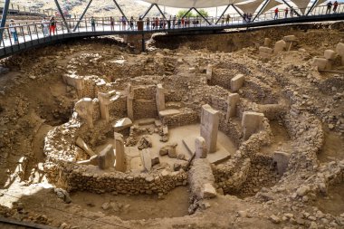 GOBEKLI TEPE, TURKEY - 8 Ekim 2020: Burası en büyük ve en eski tapınak kompleksinin arkeolojik alanı (MÖ 10. bin yıl)).