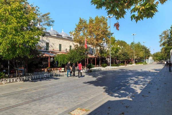伊斯坦布尔 土耳其 2017年9月14日 这条街道沿着苏莱曼涅清真寺的宗教学校建筑 在过去被称为瘾君子巷 现在那里有一排商店和咖啡馆 — 图库照片