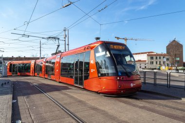 Venedik, İtalya - 12 Mart 2023 Bu anakarayı adaya bağlayan tramvay hattı.