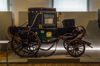 Vienna, AUSTRIA - 14 Mayıs 2019: 17. yüzyıl arabalarından biri İmparatorluk Nakliye Müzesi 'nde sergilenmektedir..
