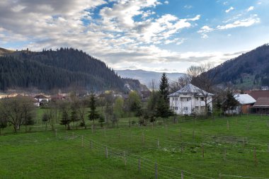 SADOVA, ROMANIA - 30 Nisan 2023: Bukovina 'nın dağlık kesimlerinde küçük bir yerleşim yeri.