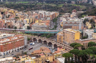 ROME, ITAL - 9 MARTH 2023: Bu Papa VII. Gregorio Meydanı 'ndaki demiryolu kavşağının St. Peter Bazilikası' nın yüksekliğinden bir görüntüsü..