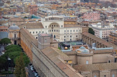 ROME, VATİKAN - 9 MARTH 2023: Bu Aziz Peter Bazilikası 'nın yüksekliğinden Apostolik Sarayı ve Çam Adliyesi' nin manzarası.