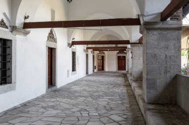 KUSADSI, TURKEY - 2 Haziran 2021: Burası, şu anda bir otel ve hediyelik eşya dükkanlarına ev sahipliği yapan antik Okuz Mehmed Paşa kervanının (XVII..