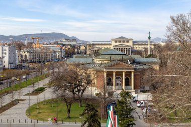 BUDAPEST, HUNGARY - 13 MARTH 2023: Bu, Kahramanlar Meydanı ve Dozsa Gyorgy Caddesi çevresindeki müze binalarının etnografi müzesinin gözlem güvertesinin yüksekliğinden bir görüntüsü..