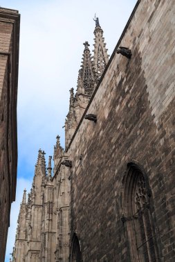 BARCELONA, SPAIN - 10 Mayıs 2017: Gotik Bölge 'deki Santa Lucia boyunca uzanan dar geçitten katedralin kulelerinin görüntüsü.