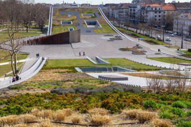 BUDAPEST, HUNGARY - 13 MARTH 2023: Bu modern Etnografi Müzesi 'nin çukur yeşil çatı manzarası.