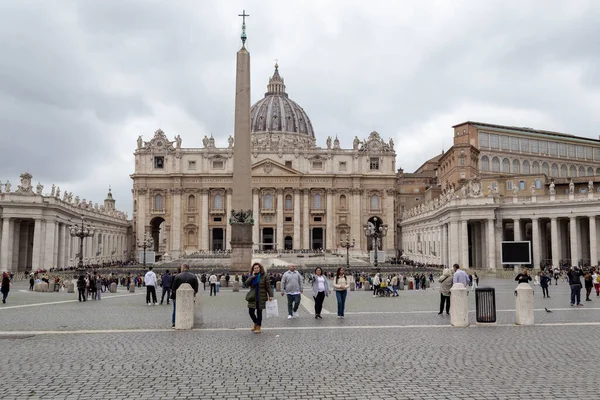 Рим Ватикан Марта 2023 Вид Обелиск Базилику Святого Петра Переполненной — стоковое фото