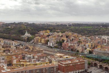 ROMA, İTALYA - 9 MARTH 2023: Bu, Büyük Şehit Catherine 'in Ortodoks Kilisesi ve önündeki modern binaların St. Peter Bazilikası' nın yüksekliğinden bir görüntüsü..