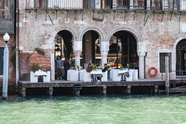 Venedig Italien März 2023 Unbekannte Frühstücken Frühen Frühlingsmorgen Einem Café — Stockfoto