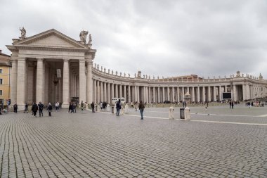 ROME, VATİKAN - 9 MARTH 2023: Bu Bernini 'nin St. Peter Meydanı' ndaki yarı dairesel sütunlarından biri.