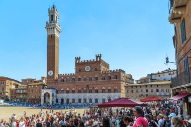 SIENA, İtalya - 14 Eylül 2019 Bunlar canlı Piazza del Campo ve del Manja Kulesi 'nin ortaçağ binası..