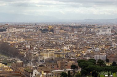 ROMA, İTALYA - 9 MARTH 2023: bu Aziz Peter Bazilikası 'nın kubbesinden şehrin panoramik bir görüntüsü.