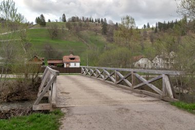 SADOVA, ROMANIA - 30 Nisan 2023: Bunlar Bukovina 'nın dağlık bölgelerindeki küçük bir yerleşim bölgesinde birkaç bina.