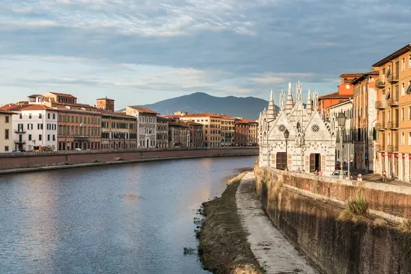 PISA, İtalya - 16 Eylül 2018 Burası Arno Nehri 'nin seddindeki Santa Maria della Spina Kilisesi..