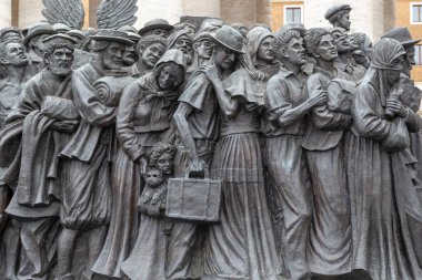 ROME, VATİKAN - 9 MARTH 2023: Bu göçmen 'Melekler Bilmiyor' anıtının bir parçası (Timothy Schmaltz 'dan)).