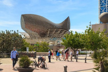 BARCELONA, SPAIN - 16 Mayıs 2017: Bu şehrin sahil kıyısında altın renkli paslanmaz çelikten bir yapıya sahip modern bir heykel olan 