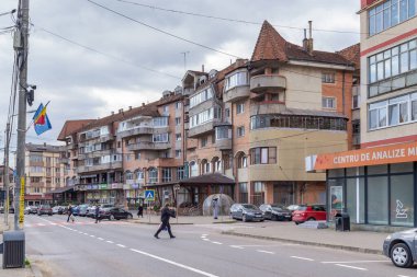CAMPULUNG MOLDOVENESC, ROMANIA - MAYIS 1, 2023: Bu alışılmadık mimarinin modern yerleşim binası modernliği geleneksel stillerle harmanlıyor.