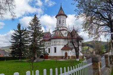 CAMPULUNG MOLDOVENESC, ROMANIA - 1 Mayıs 2023: Bu geleneksel Romen mimari kilise tarzında Meryem 'in Annesi Varsayımının Ortodoks Katedrali.