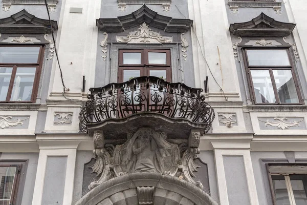 LJUBLJANA, SLOVENIA - MARTH 7, 2023: Bu, şehrin tarihi merkezinde eski bir 18. yüzyıl evinin barok cephesinde işlenmiş demir parmaklıklarla dolu bir balkon.