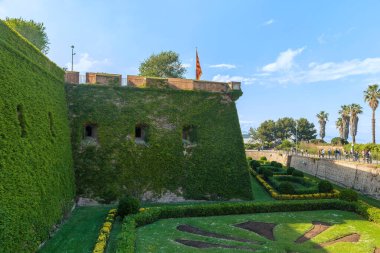 BARCELONA, İSPAN 0 MAYIS 11 MAYIS 2017: Bunlar Montjuic Kalesi 'nin yeşil duvarları ve hendeğinde uzanan park.