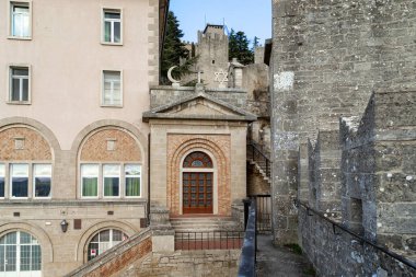 SAN MARINO, SAN MARINO - 11 MARTH 2023: Bu şehrin duvarları yakınındaki üç dinin Nuova Şapeli.