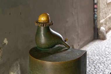 LJUBLJANA, SLOVENIA - MARTH 7, 2023: Bu, şehrin tarihi merkezine monte edilmiş modern bronz heykel yüzlerinin (heykeltıraş Yakov Brdar) bir parçasıdır..