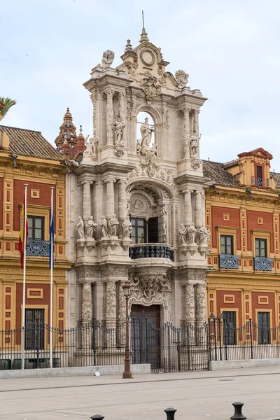 SEVILLE, SPAIN - 21 Mayıs 2017: Bu San Telmo Sarayı (XVII yüzyıl) ön cephesinin bir parçası.