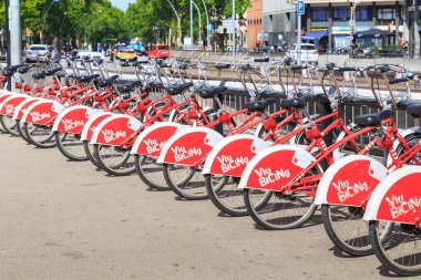 BARCELONA, İSPAN - 9, 2017: Bu şehir caddesinde kiralık bisikletlerin park yeri.