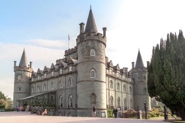 TEKRAR, GREAT BRITAIN - 12 EYLÜL 2014: Bu, akşamları İnverary 'nin İskoç Gotik Ortaçağ kalesi.