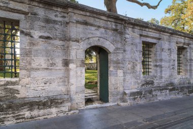 İSTANBUL, TURKEY - 14 Eylül 2017: Bu Süleyman Camii Mezarlığı 'nın antik taş çiti.