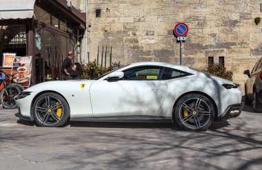 SAN MARINO, SAN MARINO - 11 MARTH 2023: İtalyan lüks spor otomobili Ferrari Roma.