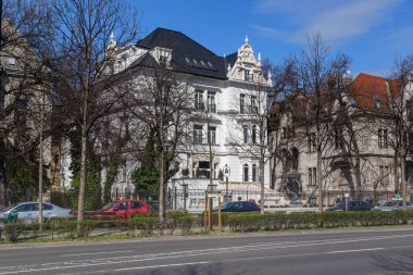 BUDAPEST, HUNGARY - 13 MARTH 2023: Bu Andrassy Bulvarı 'ndaki evlerden biri (19. yüzyıl sonu veya 20. yüzyıl başı).