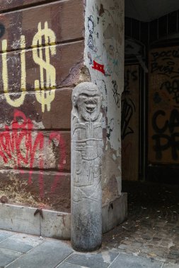 LJUBLJANA, SLOVENIA - MARTH 7 2023: Bu şehrin tarihi merkezindeki eski bir evin köşesinde sanatsal olarak işlenmiş bir çukur.