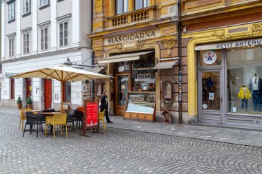 LJUBLJANA, SLOVENIA - MARTH 7, 2023: Bu, 18. ve 19. yüzyıldan kalma eski bir dükkan ve şekerleme ile Eski Meydan 'ın bir parçası.