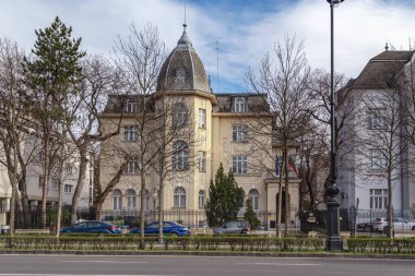 BUDAPEST, HUNGARY - 13 MARTH 2023: Bu Andrassy Bulvarı 'ndaki evlerden biri (19. yüzyıl sonu veya 20. yüzyıl başı).