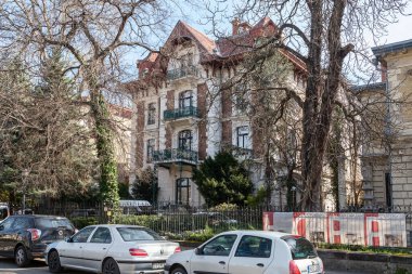 BUDAPEST, HUNGARY - 13 MARTH 2023: Bu Andrassy Bulvarı 'ndaki evlerden biri (19. yüzyıl sonu veya 20. yüzyıl başı).