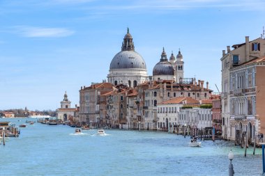 Venedik, İtalya - 12 Mart 2023 Burası Büyük Kanal 'ın çıkışındaki Santa Maria della Salute Bazilikası ve eski Denizcilik Gümrüğü binasının bulunduğu Venedik Gölüne açılan yol..