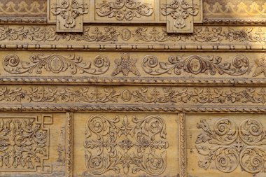 DORNA ARINI, ROMANIA - 1 Mayıs 2023: Bu Maramures stilinde inşa edilmiş modern bir Ortodoks manastırının ahşap kilisesinin duvarlarının oyulmuş bir parçası.