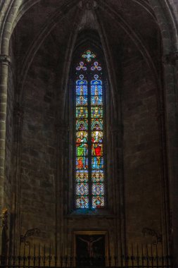 GİRONA, İSPAN - 14 Mayıs 2017: Bu St. Mary Katedrali 'nin içindeki eski vitraylı pencerelerden biri.
