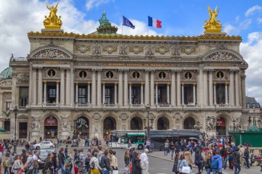 PARIS, FRANCE - 11 Mayıs 2013: Bu, Garnier Sarayı 'nın canlı Opera Meydanı' ndaki ön cephesinin görüntüsü.