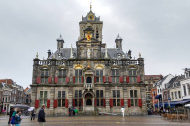 DELFT, NETHERLANDS - 8 Mayıs 2013: Bu bina eski bir ortaçağ kulesi ile Rönesans tarzı eski belediye binası.