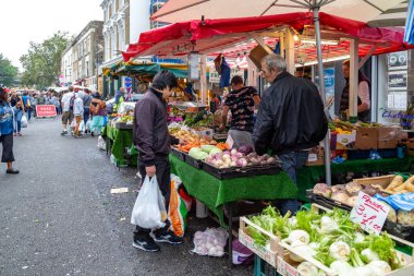 LONDON, GREAT BRITAIN - 20 EYLÜL 2014: Bu hafta sonu Noting Hill 'deki Portobello Road Market' in market bölümü.