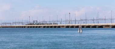 Venedik, İtalya - 12 Mart 2023 Burası adayı ve şehrin ana karasını karayolu, tramvay ve demiryolu ile birbirine bağlayan Özgürlük Köprüsü..